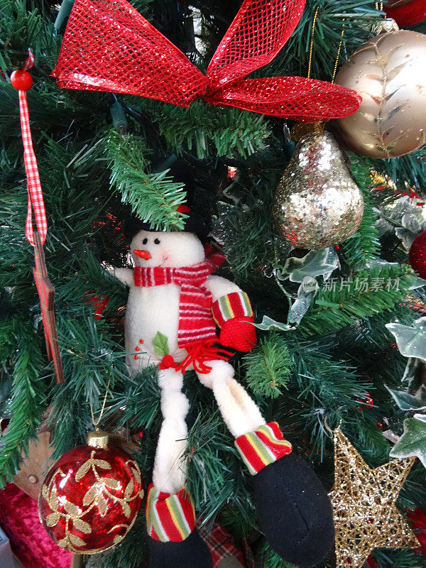 人造圣诞树，金/银/装饰品，常春藤，丝带，雪人，小饰物